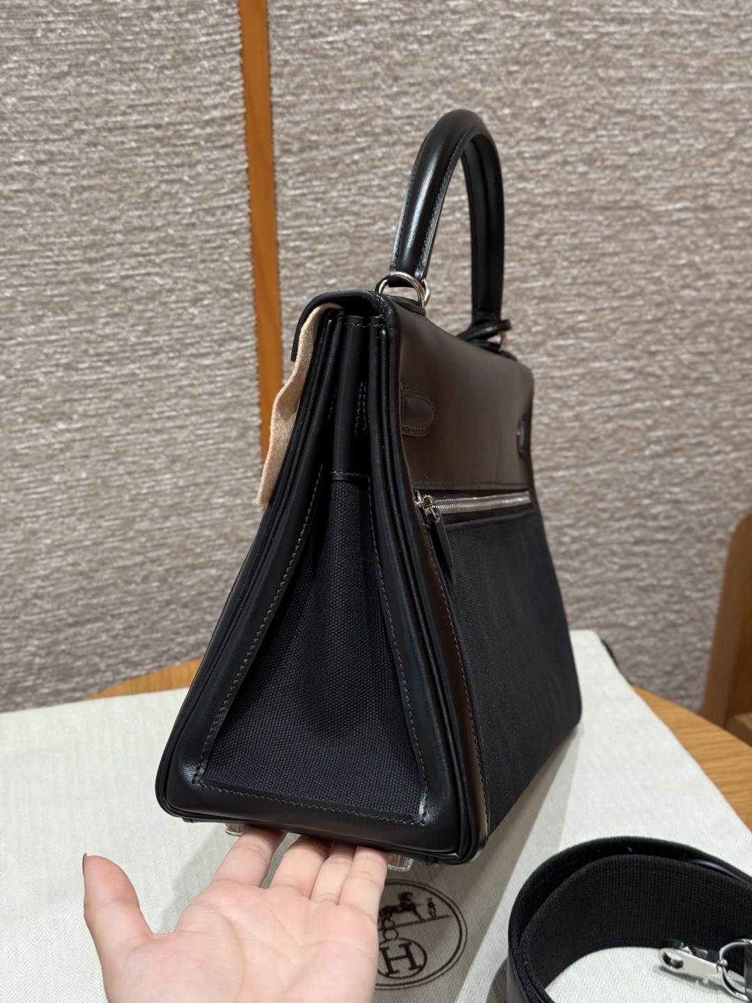 Style：Kelly lakis
Colour：89/noir
Size：32*23*10.5
Leather：box From France
Hardware：silver

凯莉32，黑色，法国进口box牛皮拼布，银扣，高级全手工专属定制‼️

纯手工手打钉，手刻五金，精钢电渡18k五金

客订实拍🐎🐎customer order🐎🐎
