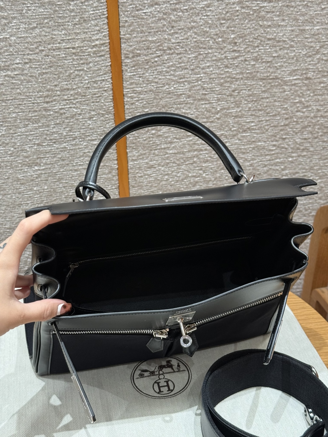 Style：Kelly lakis
Colour：89/noir
Size：32*23*10.5
Leather：box From France
Hardware：silver

凯莉32，黑色，法国进口box牛皮拼布，银扣，高级全手工专属定制‼️

纯手工手打钉，手刻五金，精钢电渡18k五金

客订实拍🐎🐎customer order🐎🐎