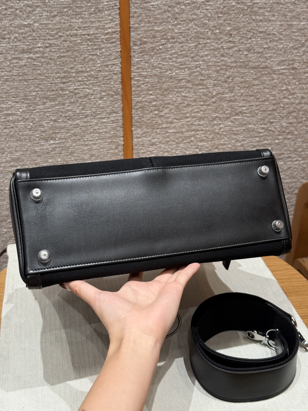 Style：Kelly lakis
Colour：89/noir
Size：32*23*10.5
Leather：box From France
Hardware：silver

凯莉32，黑色，法国进口box牛皮拼布，银扣，高级全手工专属定制‼️

纯手工手打钉，手刻五金，精钢电渡18k五金

客订实拍🐎🐎customer order🐎🐎