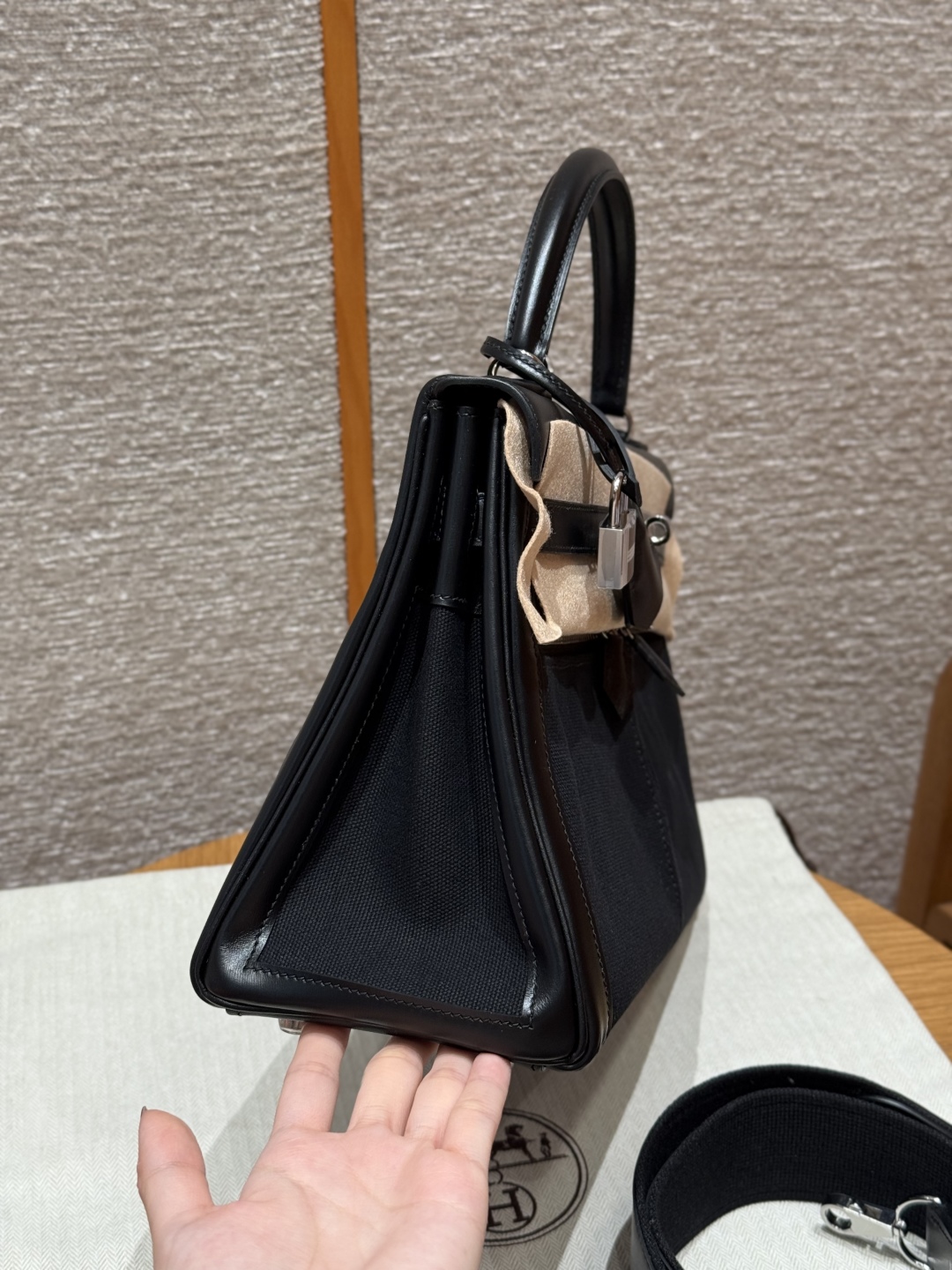 Style：Kelly lakis
Colour：89/noir
Size：32*23*10.5
Leather：box From France
Hardware：silver

凯莉32，黑色，法国进口box牛皮拼布，银扣，高级全手工专属定制‼️

纯手工手打钉，手刻五金，精钢电渡18k五金

客订实拍🐎🐎customer order🐎🐎