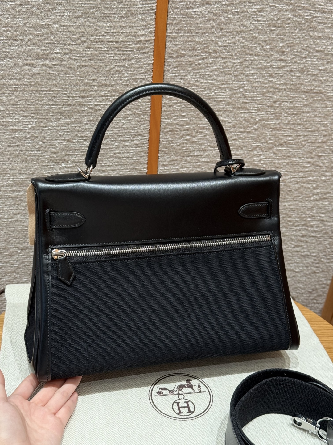 Style：Kelly lakis
Colour：89/noir
Size：32*23*10.5
Leather：box From France
Hardware：silver

凯莉32，黑色，法国进口box牛皮拼布，银扣，高级全手工专属定制‼️

纯手工手打钉，手刻五金，精钢电渡18k五金

客订实拍🐎🐎customer order🐎🐎