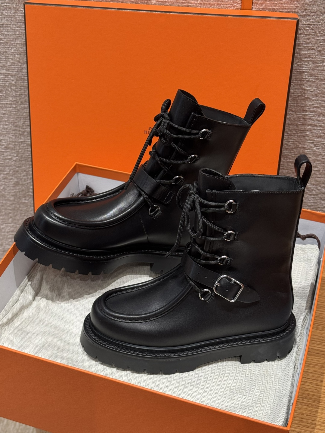 Bottines HERMES en cuir de veau, semelle en caoutchouc, boucle argentée, noir