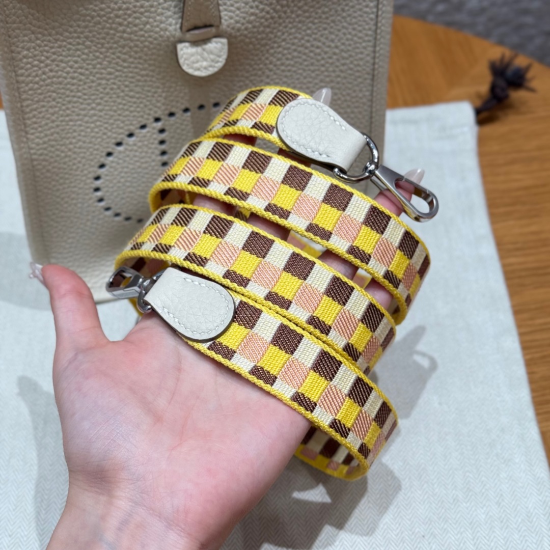 Style：Evelyne
Colour：10/craie
Size：16*18*5cm
Leather：clemence From France
Hardware：silver

迷你伊芙琳，奶昔白，彩色肩带，tc皮，法国进口原厂牛皮，银扣，高级全手工专属定制‼️

客订实拍🐎🐎customer order🐎🐎