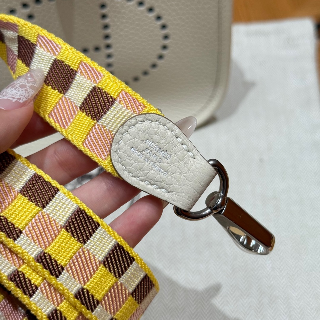 Style：Evelyne
Colour：10/craie
Size：16*18*5cm
Leather：clemence From France
Hardware：silver

迷你伊芙琳，奶昔白，彩色肩带，tc皮，法国进口原厂牛皮，银扣，高级全手工专属定制‼️

客订实拍🐎🐎customer order🐎🐎