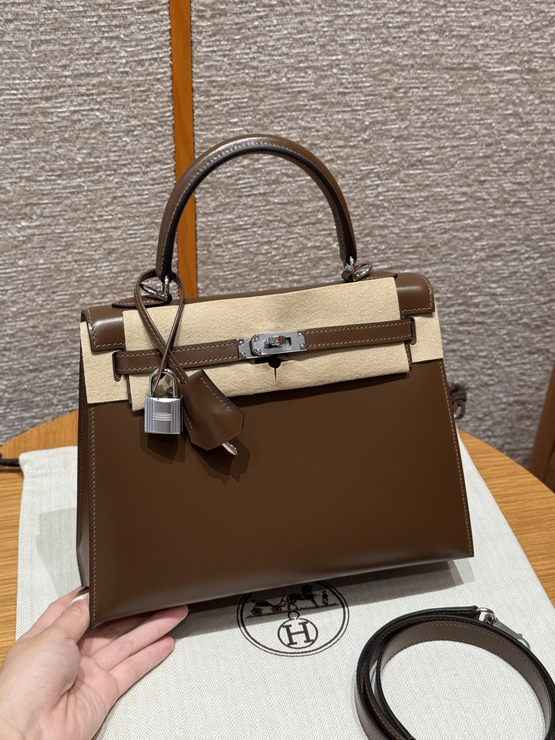 NO:852097,StyleKelly Color3G/Alezan Size25*17*7cm LeatherBox From France HardwareSilver Kelly 25cm, chestnut color, French imported cowhide box outer seam, silver buckle, advanced hand-made exclusive customization, pure hand-made nails, hand-engraved hardware, stainless steel electroplating 18k hardware, customer order, Hermes, hermes, louis vuitton, tom ford, cowhide, Hermes,19860909StyleKelly Colour3G/Alezan Size25*17*7cm LeatherBox From France HardwareSilver 凯莉25cm,栗子色,法国进口牛皮box外缝,银扣,高级全手工专属定制 纯手工手打钉,手刻五金,精钢电镀18k五金 客订实拍customer order,爱马仕,hermes,louis vuitton,tom ford,cowhide,Hermes,,Bag