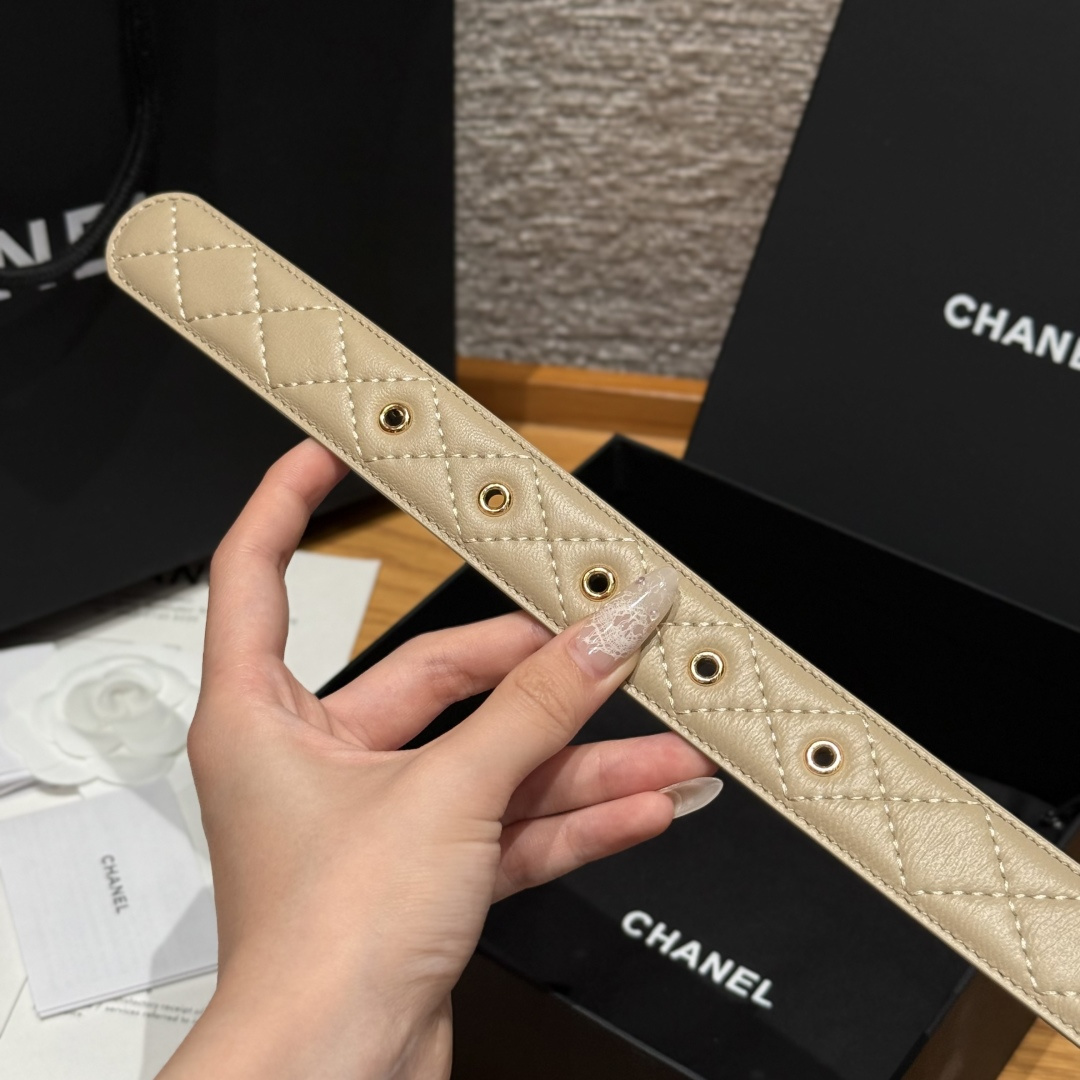 -香家新款女士腰带经典金属双C字母标志，采用菱格羊皮，羊皮质感超柔软，五金扣头做工非常好，显示腰型，巨百