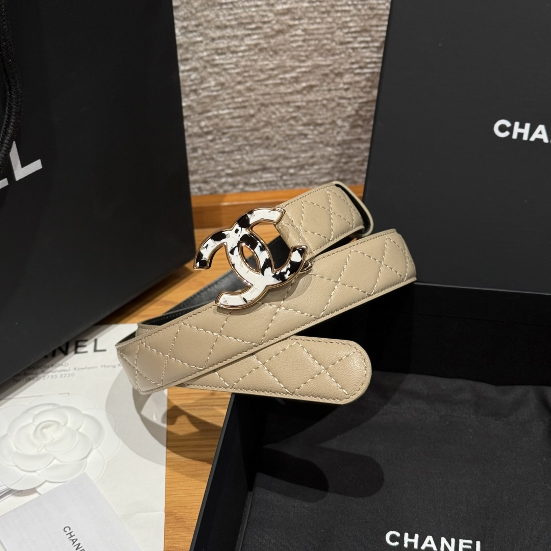 -香家新款女士腰带经典金属双C字母标志，采用菱格羊皮，羊皮质感超柔软，五金扣头做工非常好，显示腰型，巨百