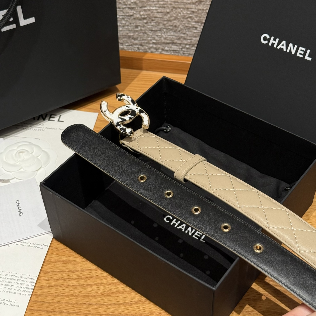 -香家新款女士腰带经典金属双C字母标志，采用菱格羊皮，羊皮质感超柔软，五金扣头做工非常好，显示腰型，巨百