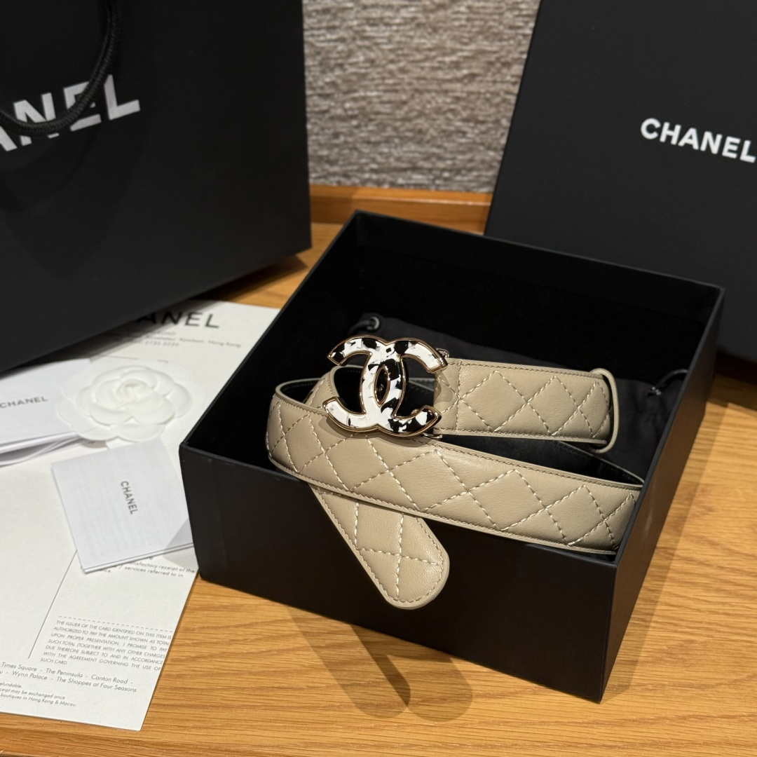 -香家新款女士腰带经典金属双C字母标志，采用菱格羊皮，羊皮质感超柔软，五金扣头做工非常好，显示腰型，巨百