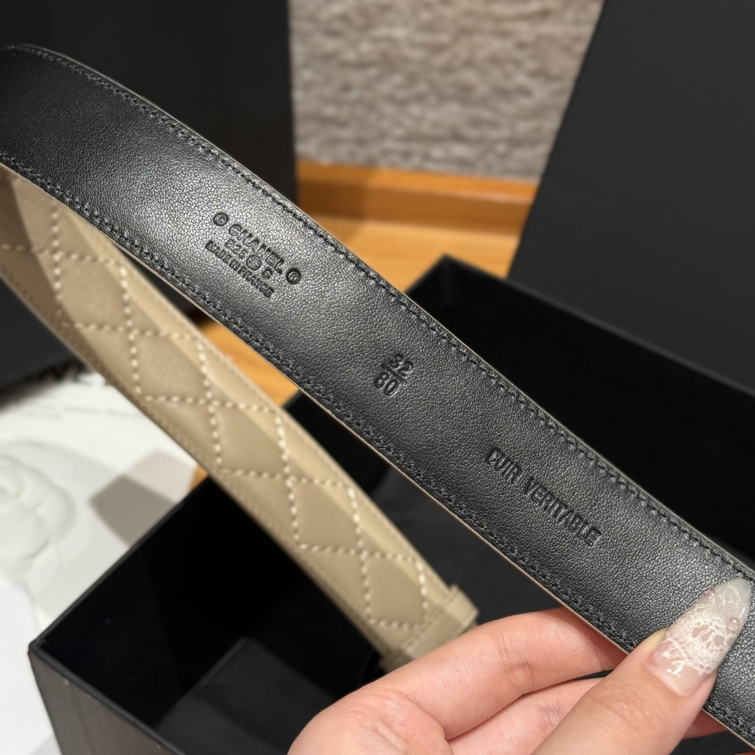 -香家新款女士腰带经典金属双C字母标志，采用菱格羊皮，羊皮质感超柔软，五金扣头做工非常好，显示腰型，巨百