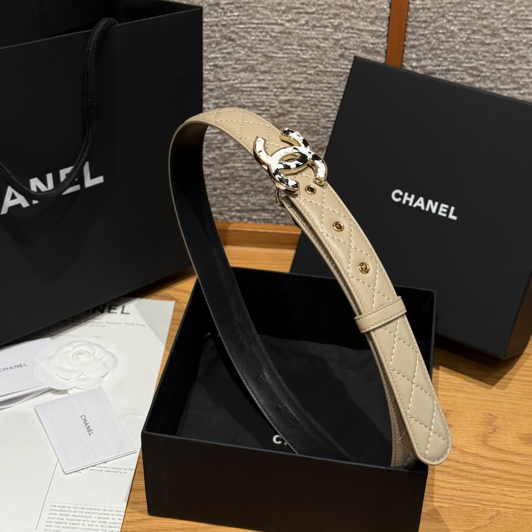 -香家新款女士腰带经典金属双C字母标志，采用菱格羊皮，羊皮质感超柔软，五金扣头做工非常好，显示腰型，巨百