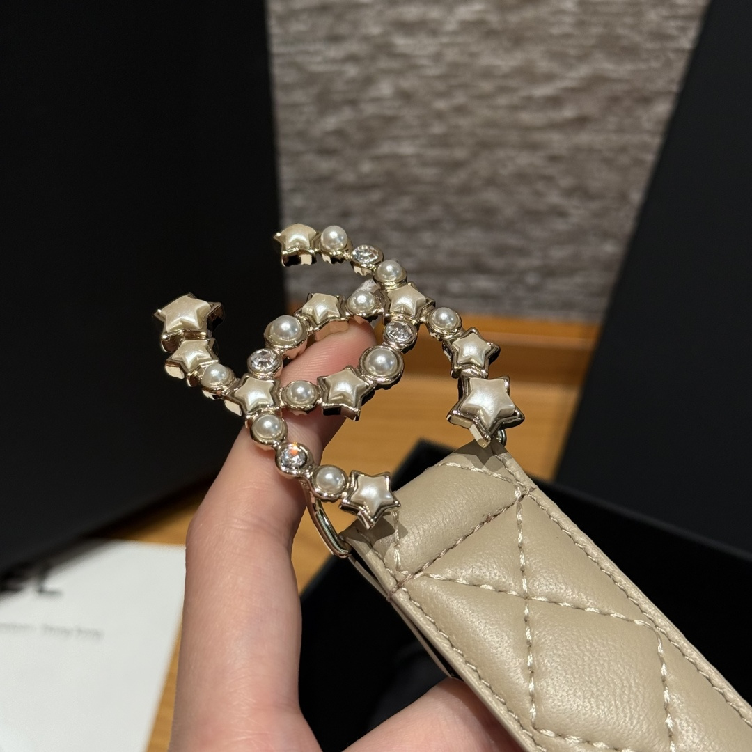 -香家新款女士腰带经典金属双C字母标志，采用菱格羊皮，羊皮质感超柔软，五金扣头做工非常好，显示腰型，巨百