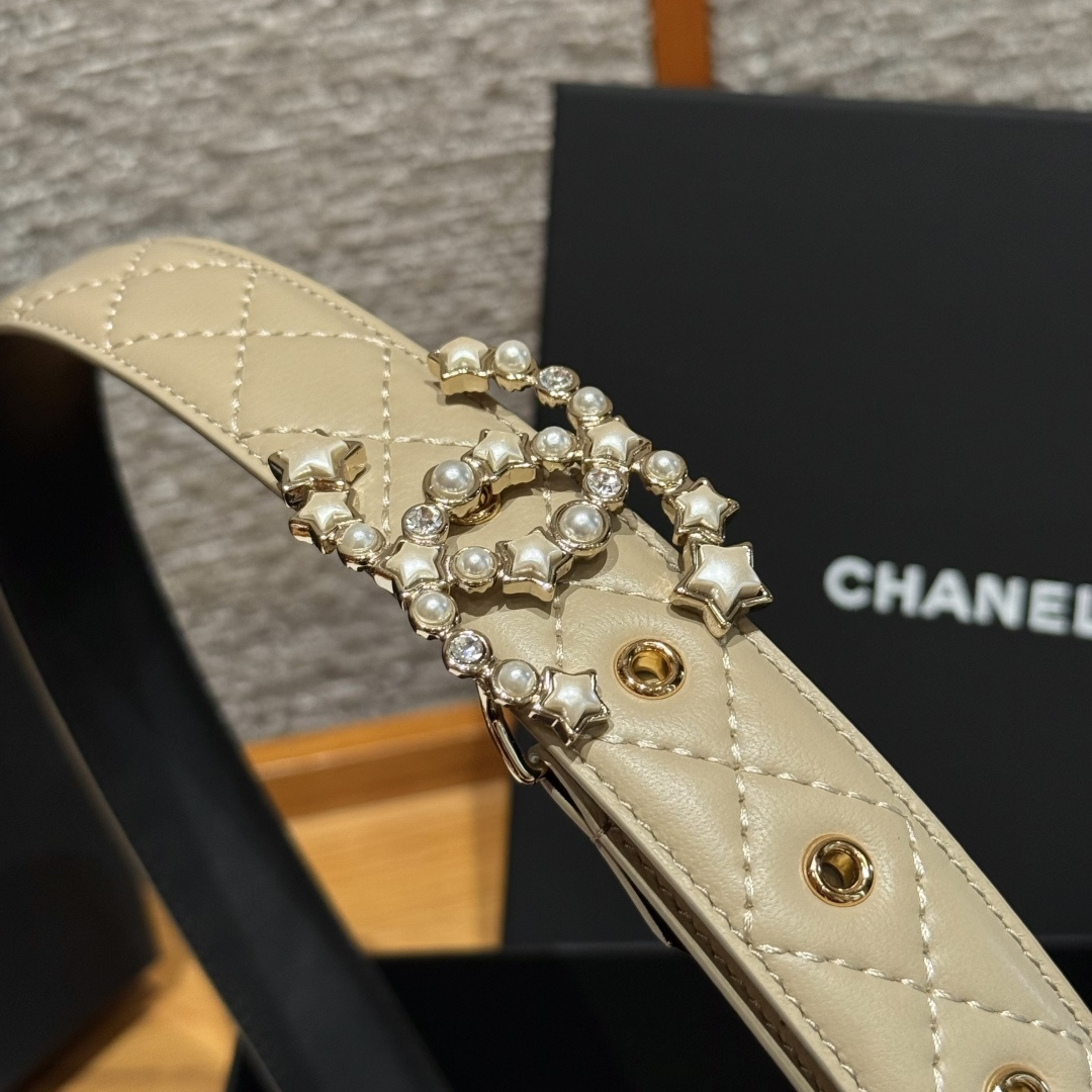 -香家新款女士腰带经典金属双C字母标志，采用菱格羊皮，羊皮质感超柔软，五金扣头做工非常好，显示腰型，巨百