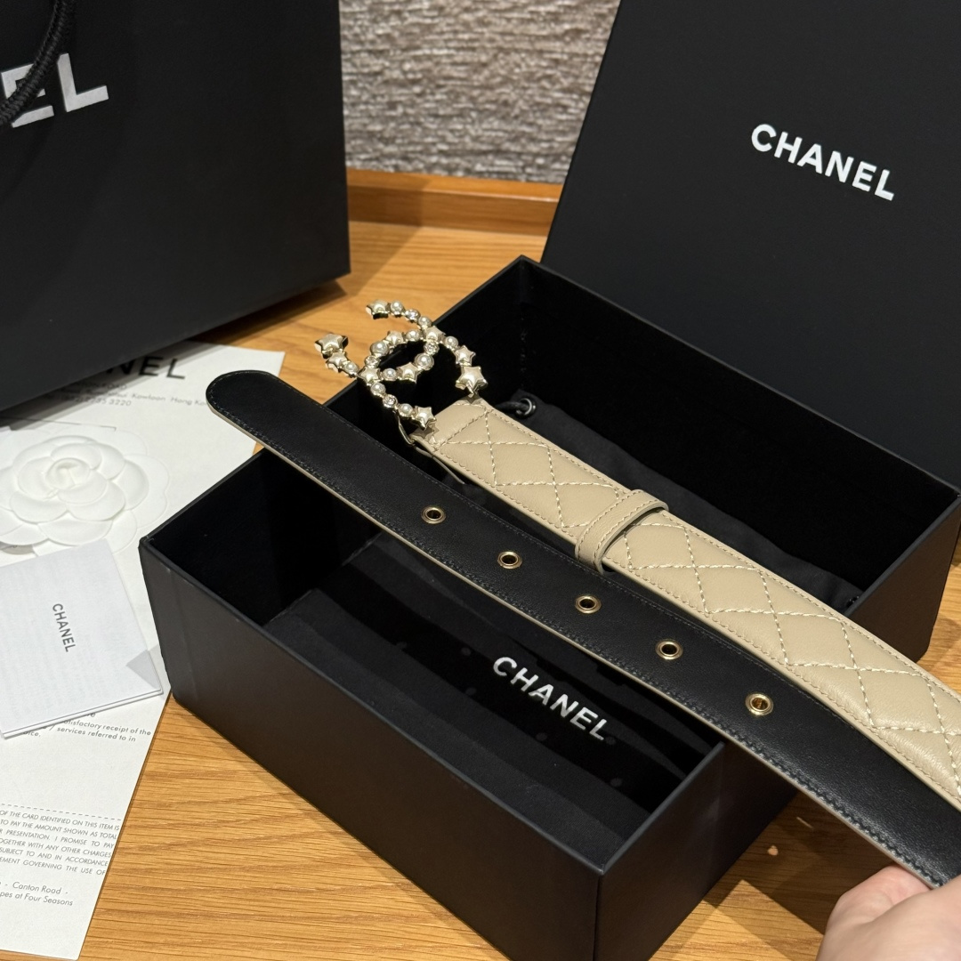 -香家新款女士腰带经典金属双C字母标志，采用菱格羊皮，羊皮质感超柔软，五金扣头做工非常好，显示腰型，巨百