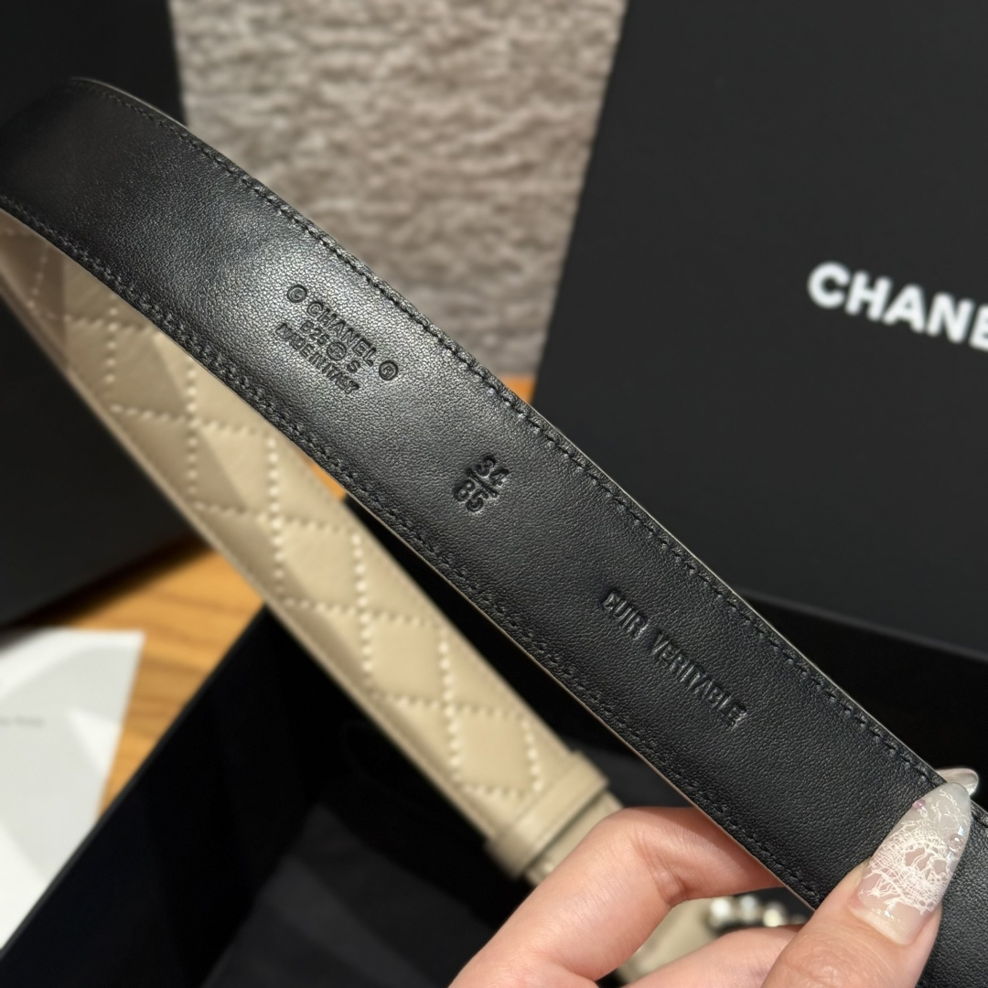 -香家新款女士腰带经典金属双C字母标志，采用菱格羊皮，羊皮质感超柔软，五金扣头做工非常好，显示腰型，巨百