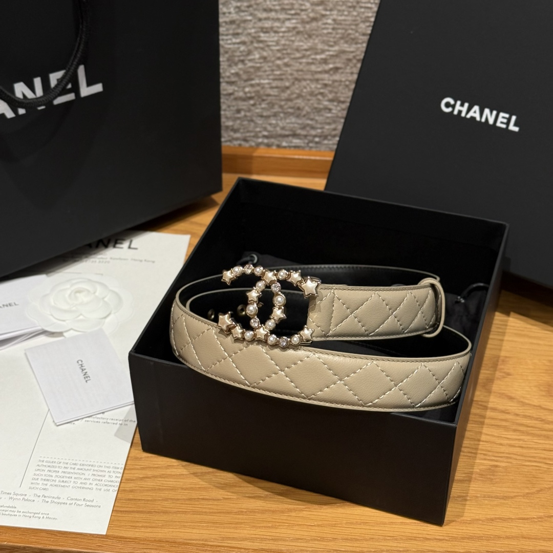 -香家新款女士腰带经典金属双C字母标志，采用菱格羊皮，羊皮质感超柔软，五金扣头做工非常好，显示腰型，巨百