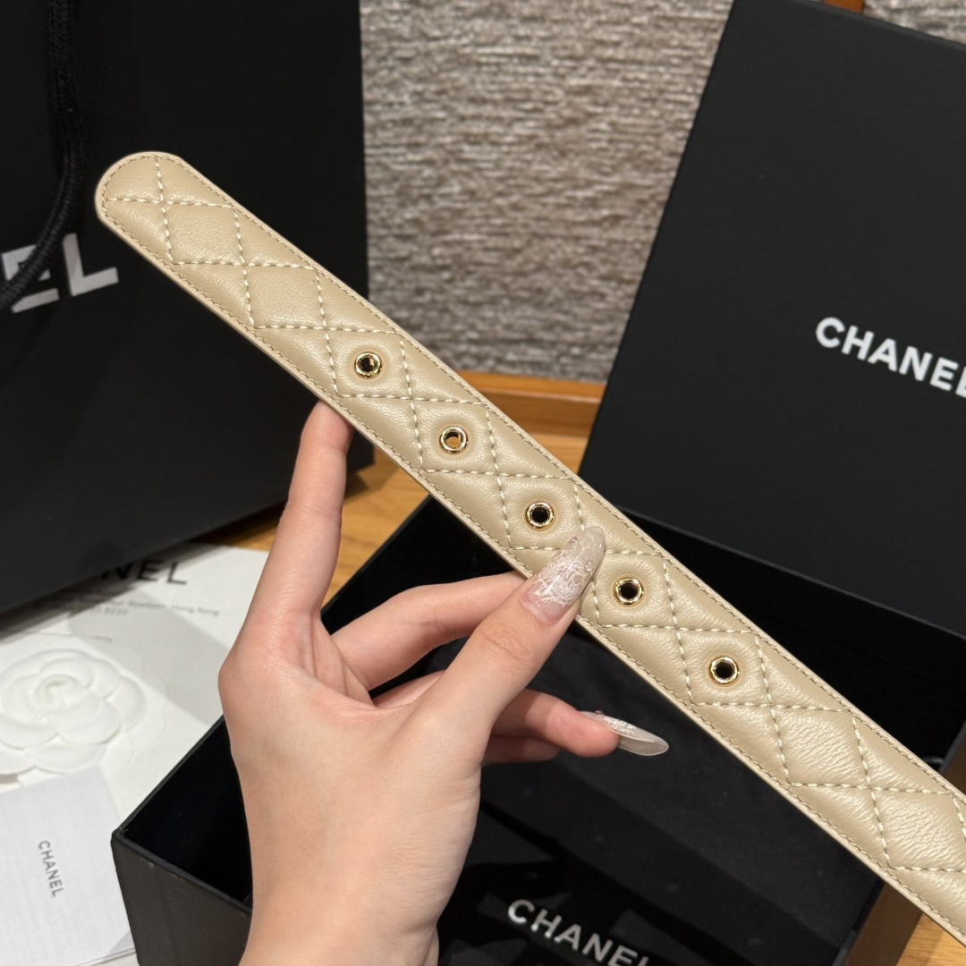 -香家新款女士腰带经典金属双C字母标志，采用菱格羊皮，羊皮质感超柔软，五金扣头做工非常好，显示腰型，巨百