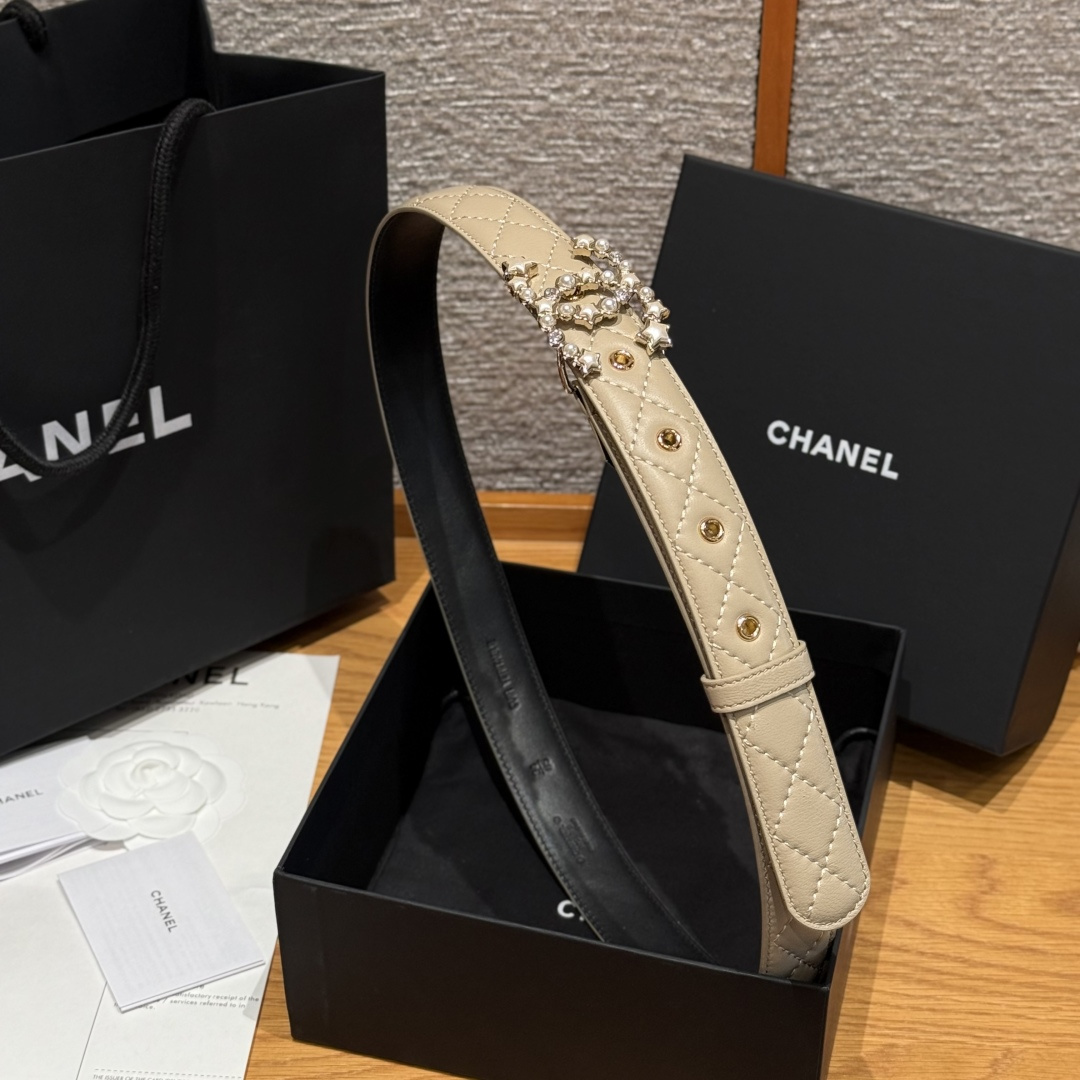 -香家新款女士腰带经典金属双C字母标志，采用菱格羊皮，羊皮质感超柔软，五金扣头做工非常好，显示腰型，巨百