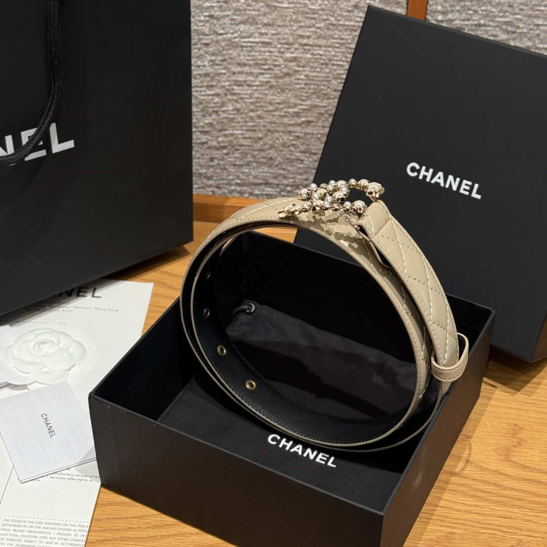 -香家新款女士腰带经典金属双C字母标志，采用菱格羊皮，羊皮质感超柔软，五金扣头做工非常好，显示腰型，巨百