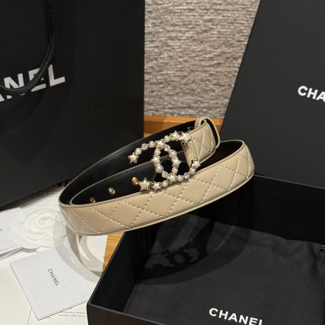 -香家新款女士腰带经典金属双C字母标志，采用菱格羊皮，羊皮质感超柔软，五金扣头做工非常好，显示腰型，巨百