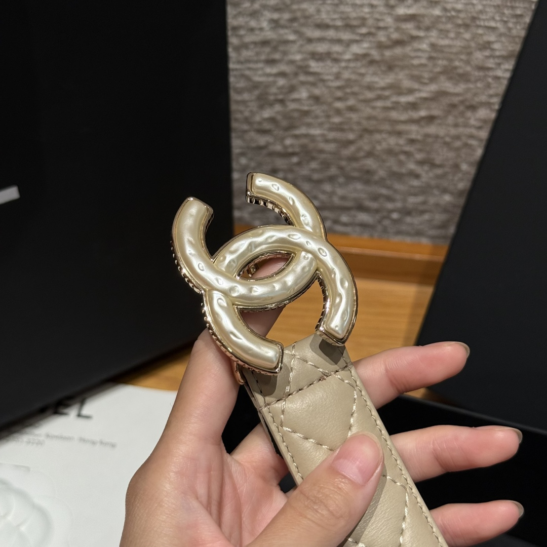-香家新款女士腰带经典金属双C字母标志，采用菱格羊皮，羊皮质感超柔软，五金扣头做工非常好，显示腰型，巨百