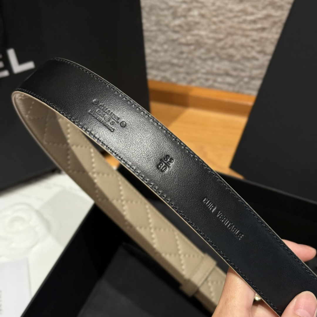 -香家新款女士腰带经典金属双C字母标志，采用菱格羊皮，羊皮质感超柔软，五金扣头做工非常好，显示腰型，巨百