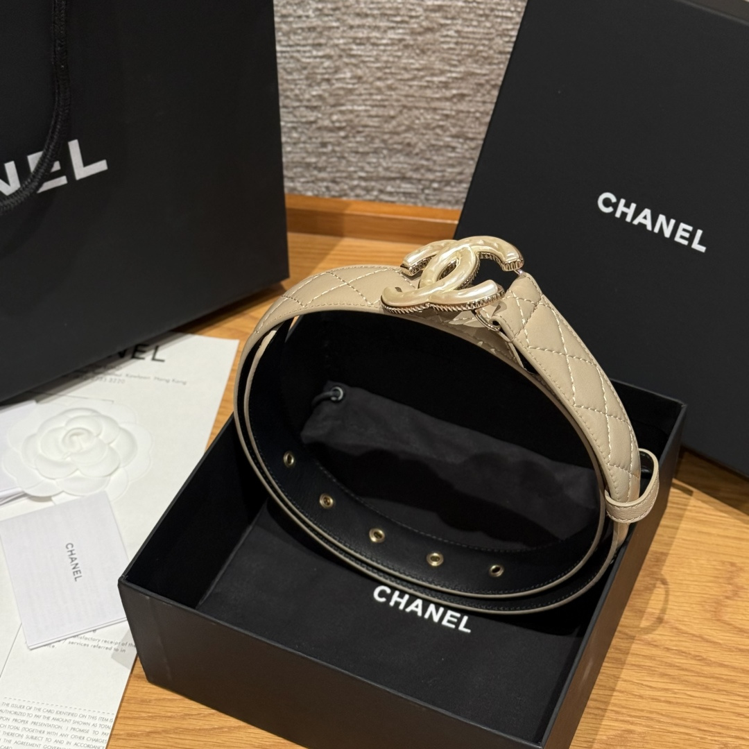 -香家新款女士腰带经典金属双C字母标志，采用菱格羊皮，羊皮质感超柔软，五金扣头做工非常好，显示腰型，巨百