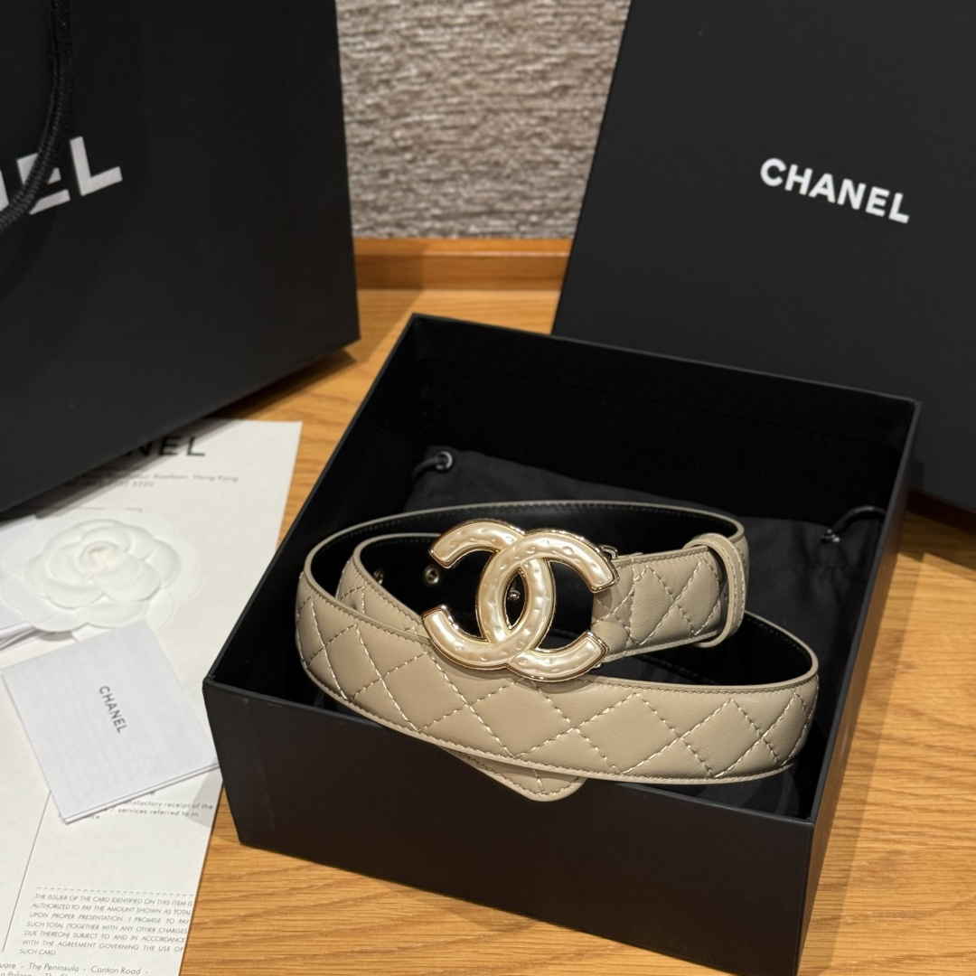-香家新款女士腰带经典金属双C字母标志，采用菱格羊皮，羊皮质感超柔软，五金扣头做工非常好，显示腰型，巨百