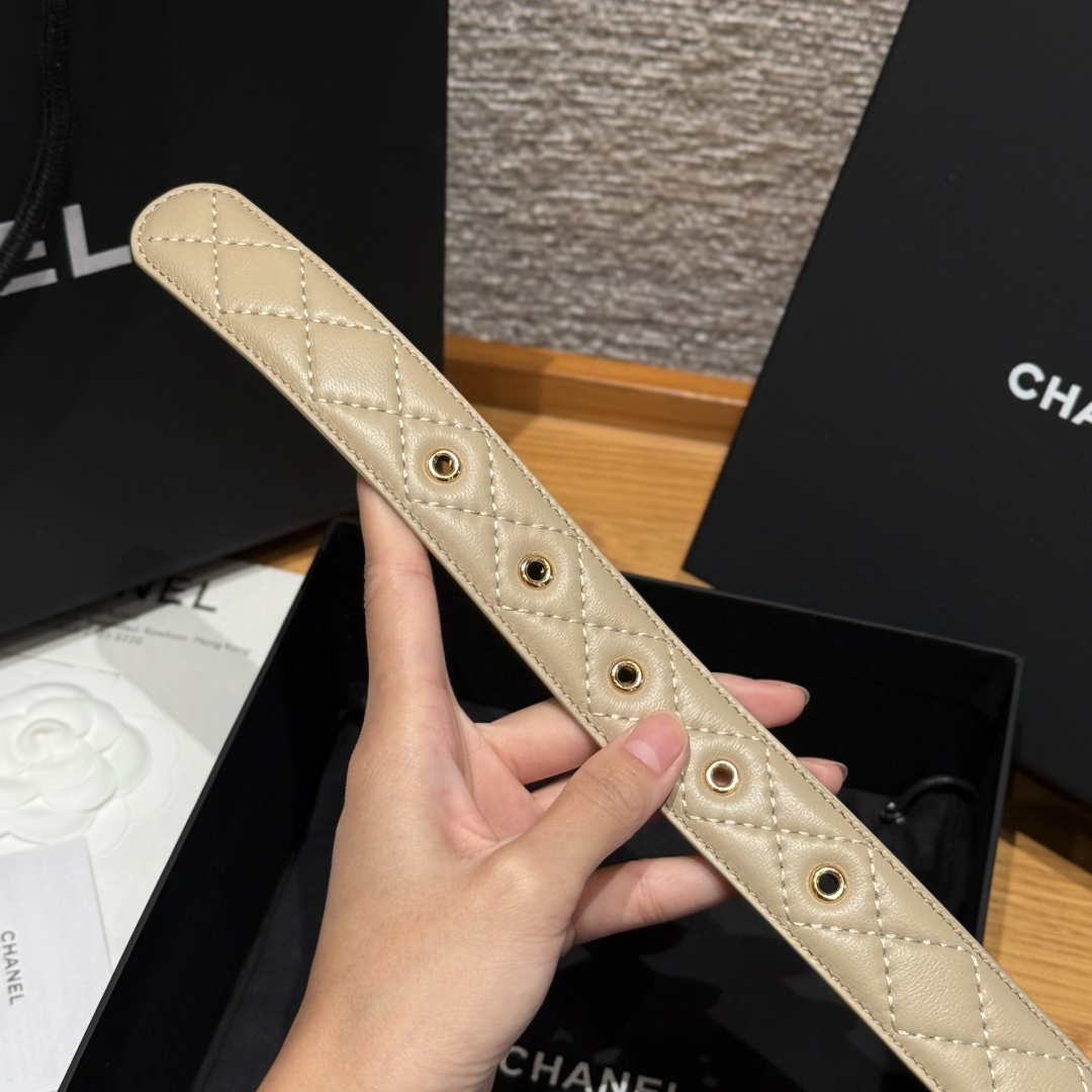 -香家新款女士腰带经典金属双C字母标志，采用菱格羊皮，羊皮质感超柔软，五金扣头做工非常好，显示腰型，巨百