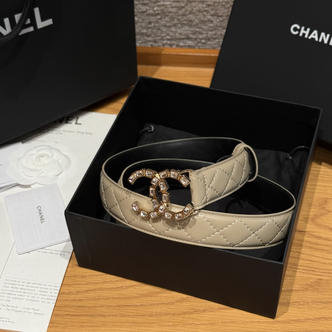 -香家新款女士腰带经典金属双C字母标志，采用菱格羊皮，羊皮质感超柔软，五金扣头做工非常好，显示腰型，巨百