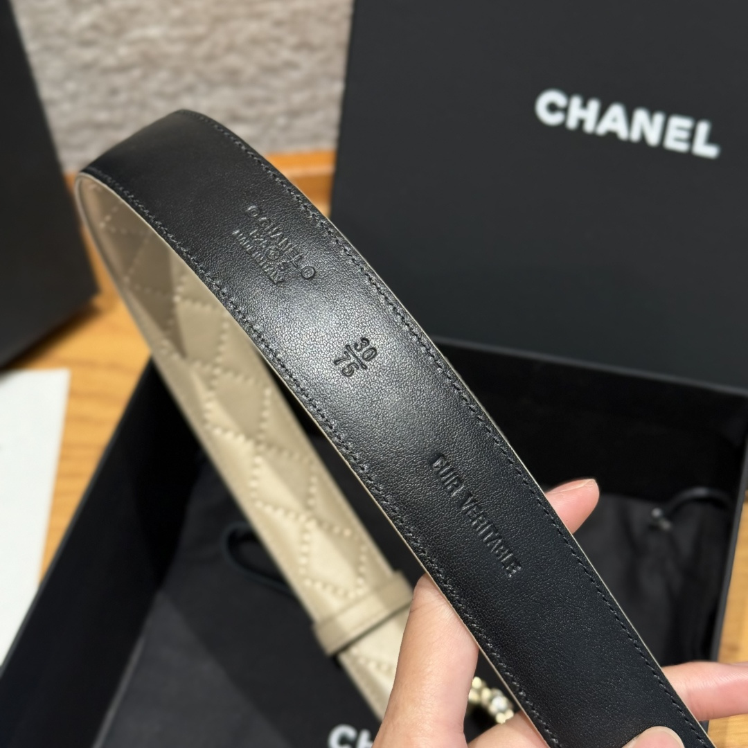 -香家新款女士腰带经典金属双C字母标志，采用菱格羊皮，羊皮质感超柔软，五金扣头做工非常好，显示腰型，巨百