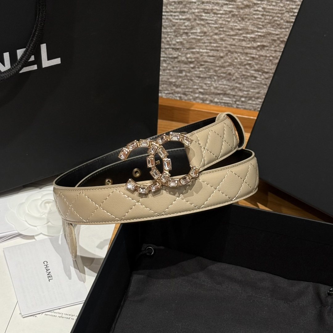 -香家新款女士腰带经典金属双C字母标志，采用菱格羊皮，羊皮质感超柔软，五金扣头做工非常好，显示腰型，巨百