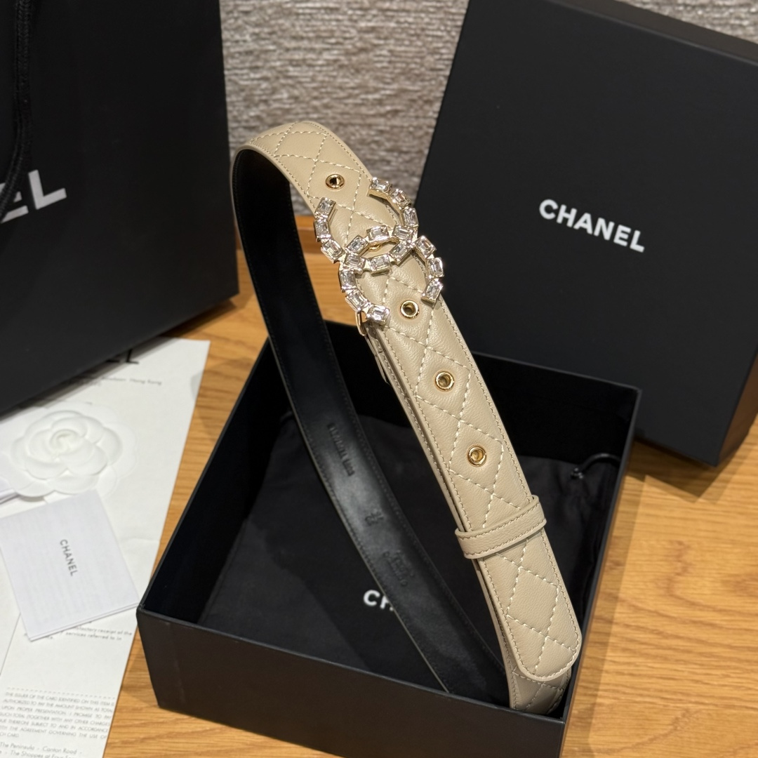 -香家新款女士腰带经典金属双C字母标志，采用菱格羊皮，羊皮质感超柔软，五金扣头做工非常好，显示腰型，巨百