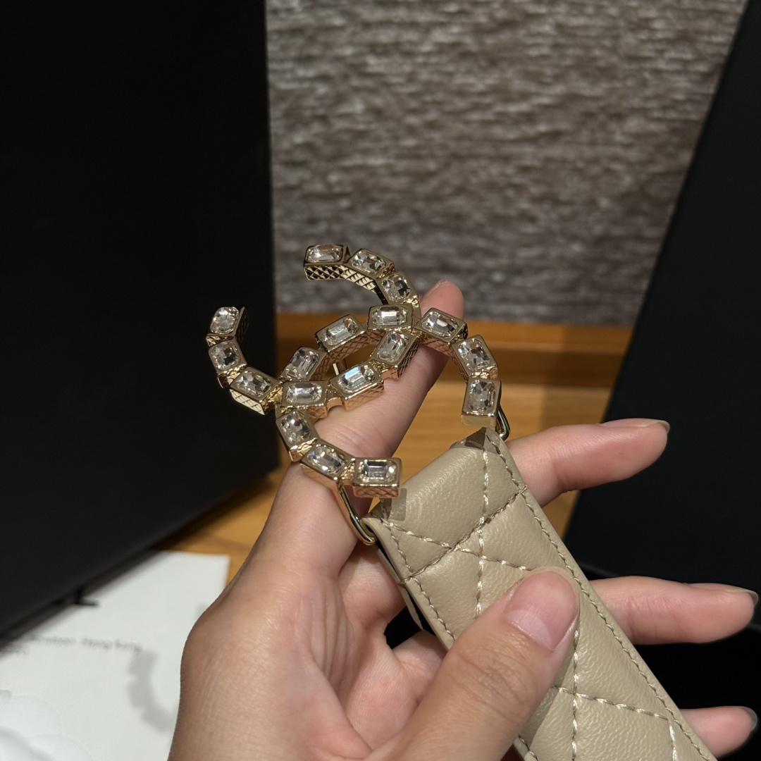 -香家新款女士腰带经典金属双C字母标志，采用菱格羊皮，羊皮质感超柔软，五金扣头做工非常好，显示腰型，巨百