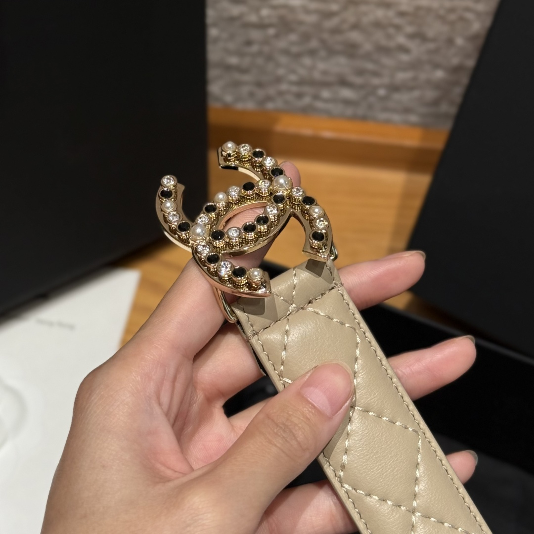 -香家新款女士腰带经典金属双C字母标志，采用菱格羊皮，羊皮质感超柔软，五金扣头做工非常好，显示腰型，巨百