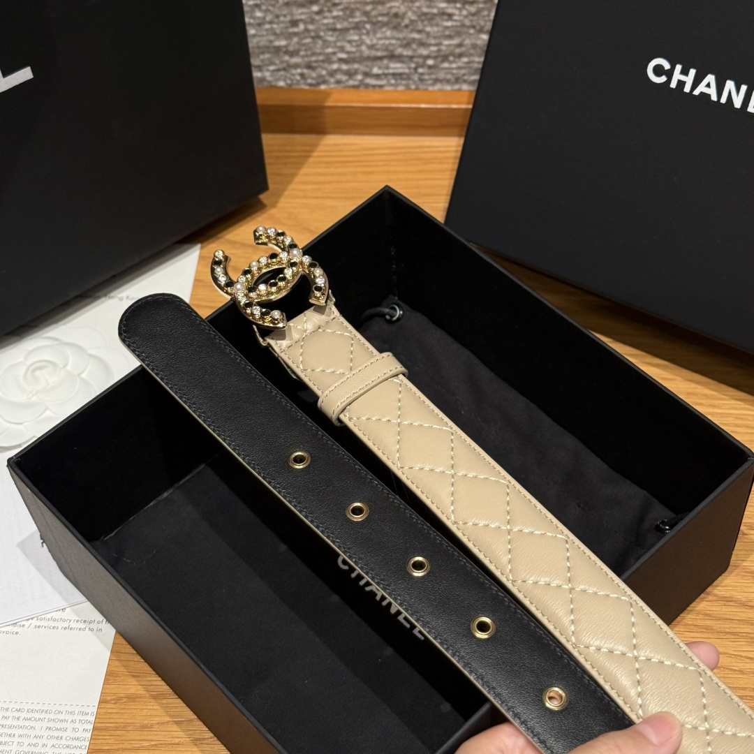 -香家新款女士腰带经典金属双C字母标志，采用菱格羊皮，羊皮质感超柔软，五金扣头做工非常好，显示腰型，巨百