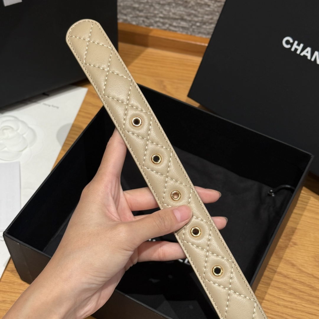 -香家新款女士腰带经典金属双C字母标志，采用菱格羊皮，羊皮质感超柔软，五金扣头做工非常好，显示腰型，巨百