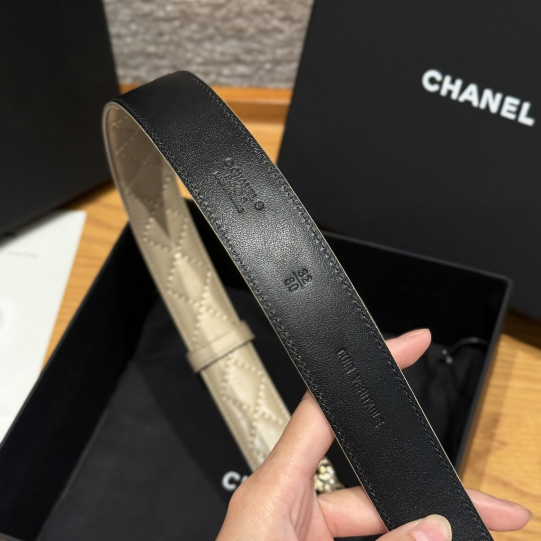 -香家新款女士腰带经典金属双C字母标志，采用菱格羊皮，羊皮质感超柔软，五金扣头做工非常好，显示腰型，巨百