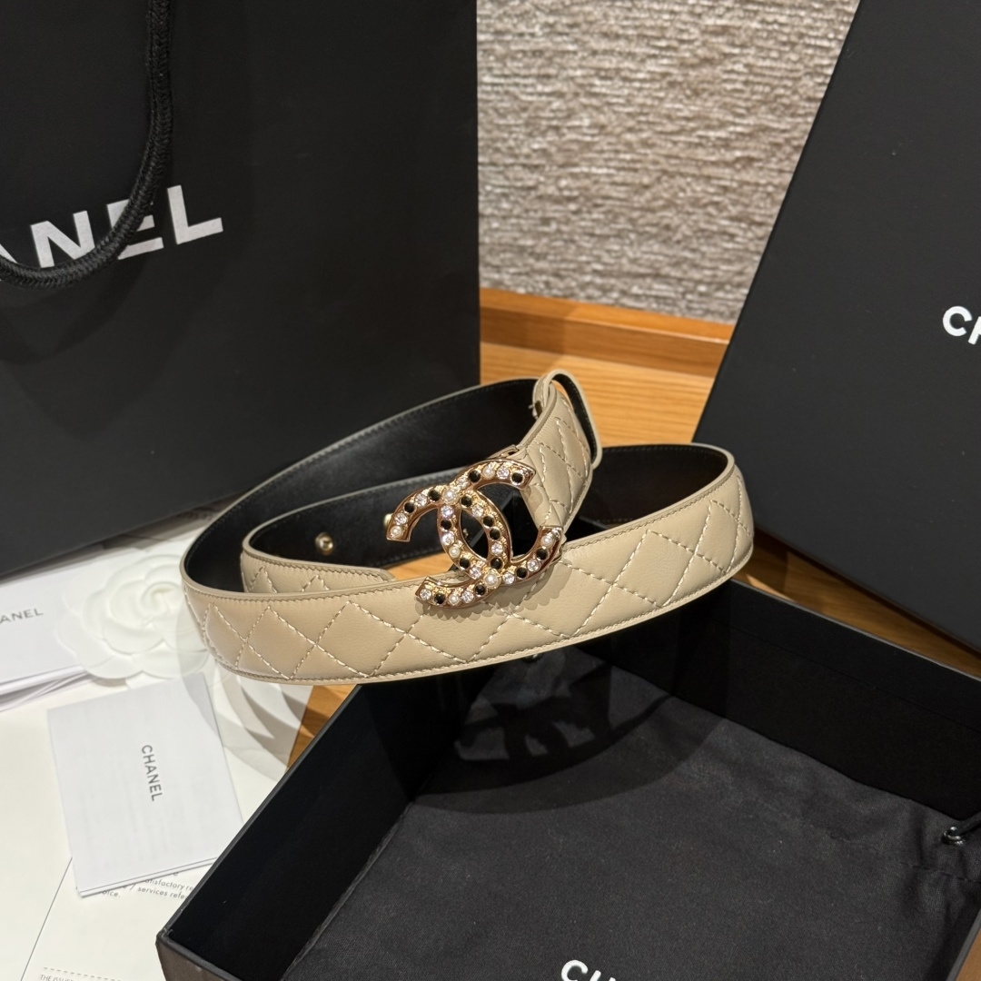 -香家新款女士腰带经典金属双C字母标志，采用菱格羊皮，羊皮质感超柔软，五金扣头做工非常好，显示腰型，巨百