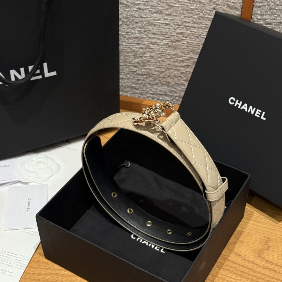 -香家新款女士腰带经典金属双C字母标志，采用菱格羊皮，羊皮质感超柔软，五金扣头做工非常好，显示腰型，巨百