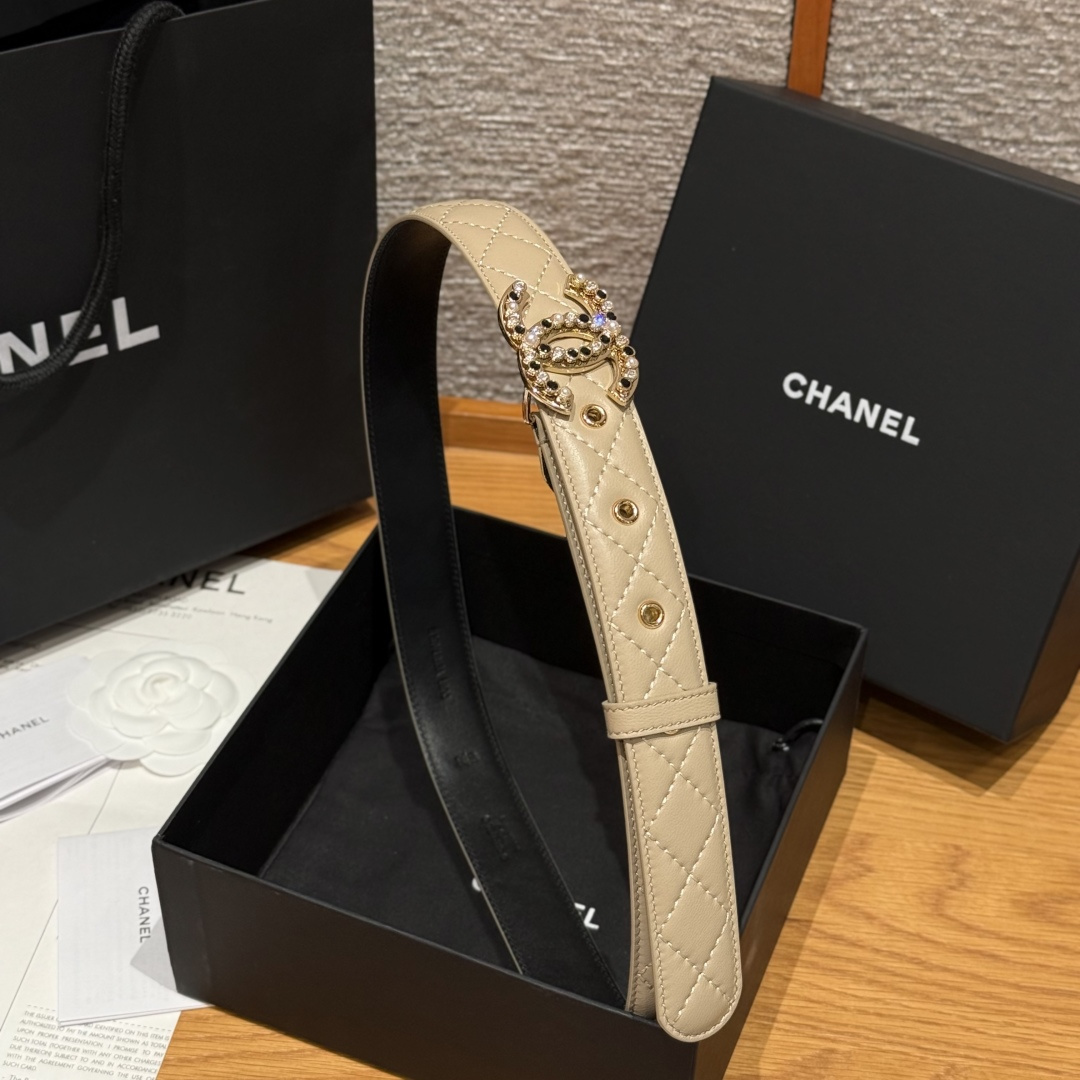 -香家新款女士腰带经典金属双C字母标志，采用菱格羊皮，羊皮质感超柔软，五金扣头做工非常好，显示腰型，巨百