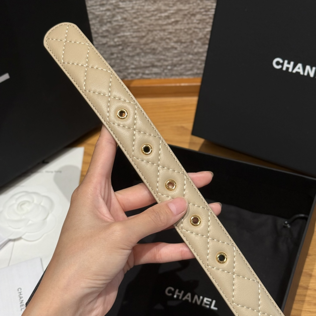 -香家新款女士腰带经典金属双C字母标志，采用菱格羊皮，羊皮质感超柔软，五金扣头做工非常好，显示腰型，巨百