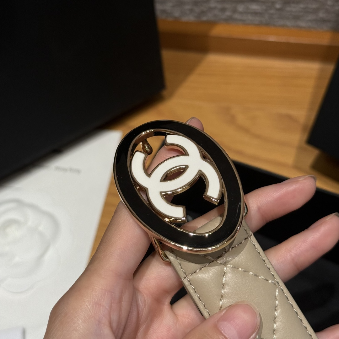 -香家新款女士腰带经典金属双C字母标志，采用菱格羊皮，羊皮质感超柔软，五金扣头做工非常好，显示腰型，巨百