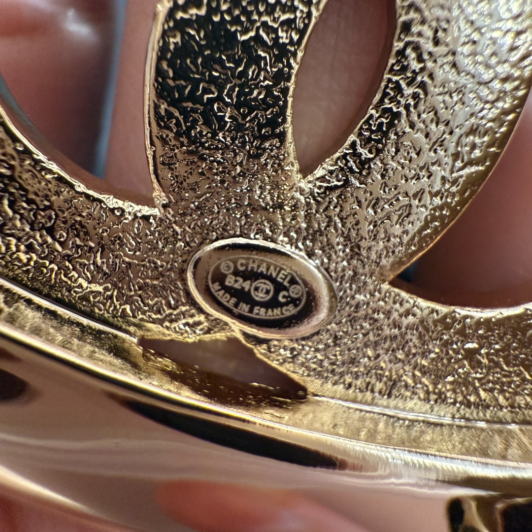 -香家新款女士腰带经典金属双C字母标志，采用菱格羊皮，羊皮质感超柔软，五金扣头做工非常好，显示腰型，巨百