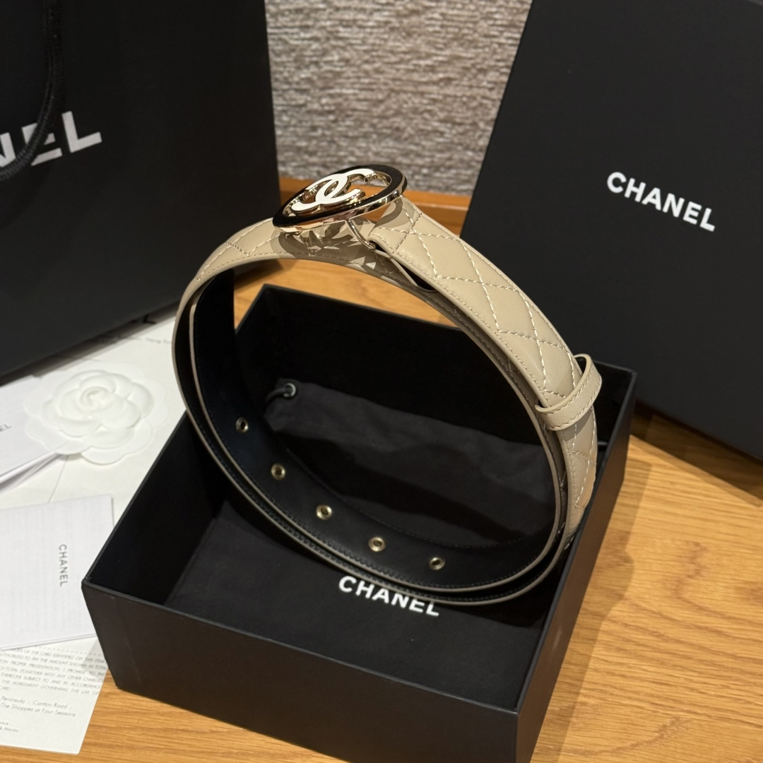 -香家新款女士腰带经典金属双C字母标志，采用菱格羊皮，羊皮质感超柔软，五金扣头做工非常好，显示腰型，巨百