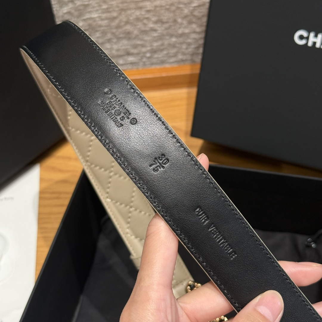 -香家新款女士腰带经典金属双C字母标志，采用菱格羊皮，羊皮质感超柔软，五金扣头做工非常好，显示腰型，巨百