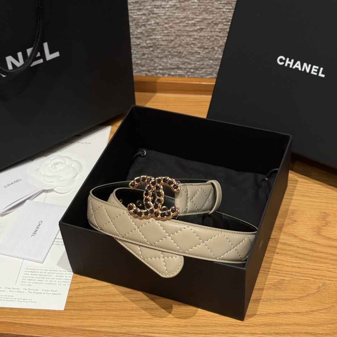 -香家新款女士腰带经典金属双C字母标志，采用菱格羊皮，羊皮质感超柔软，五金扣头做工非常好，显示腰型，巨百