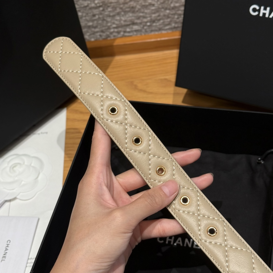 -香家新款女士腰带经典金属双C字母标志，采用菱格羊皮，羊皮质感超柔软，五金扣头做工非常好，显示腰型，巨百