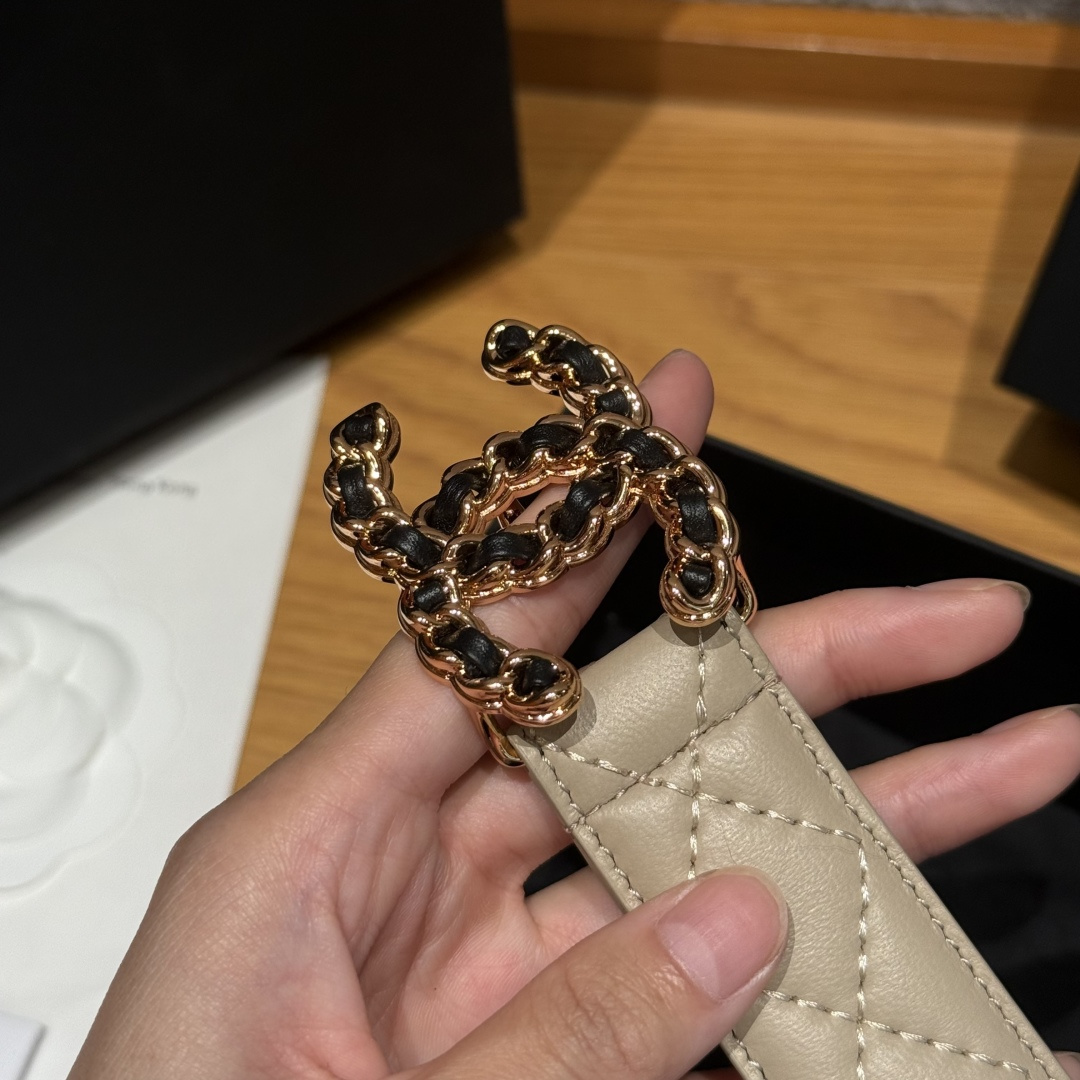 -香家新款女士腰带经典金属双C字母标志，采用菱格羊皮，羊皮质感超柔软，五金扣头做工非常好，显示腰型，巨百