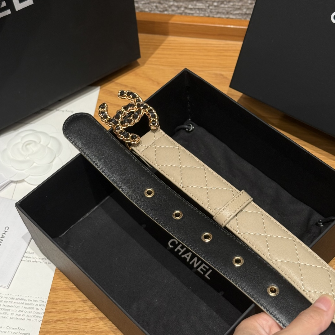 -香家新款女士腰带经典金属双C字母标志，采用菱格羊皮，羊皮质感超柔软，五金扣头做工非常好，显示腰型，巨百